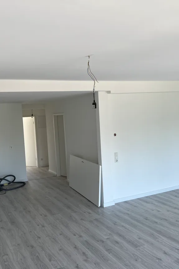 Maler beim Streichen einer Wand