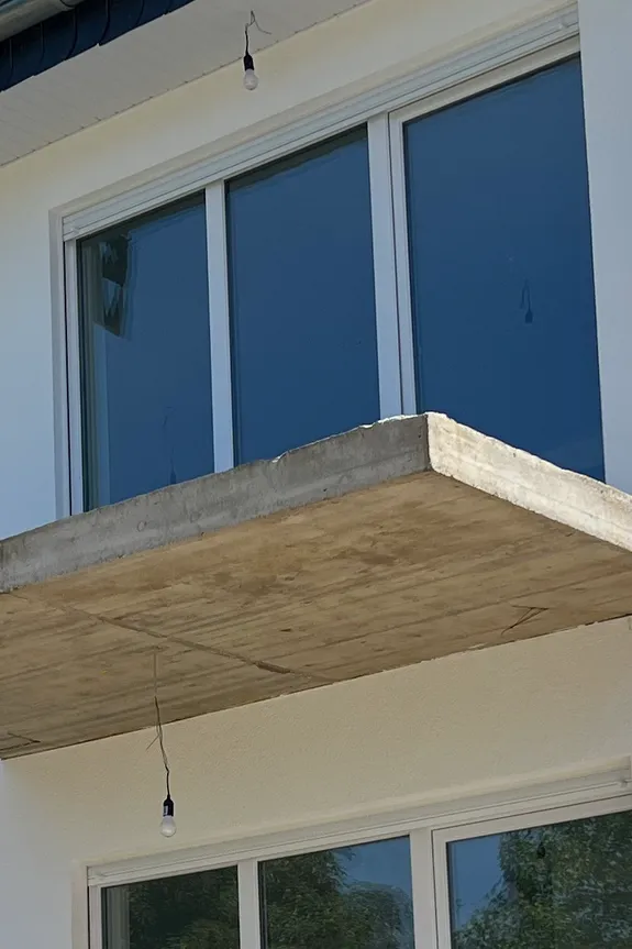 Handwerker beim Auftragen von Putz auf eine Wand