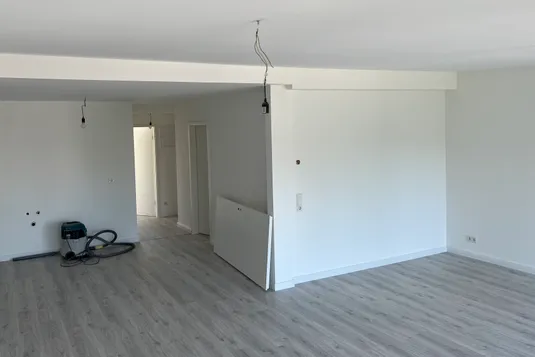Auftragen von Putz auf eine Innenwand