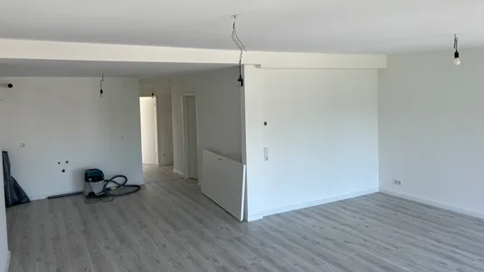 Auftragen von Putz auf eine Innenwand