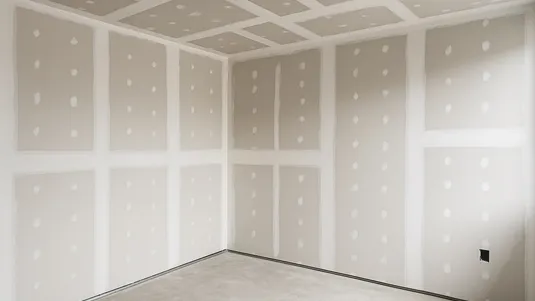 Montage einer Trockenbauwand mit Gipskartonplatten